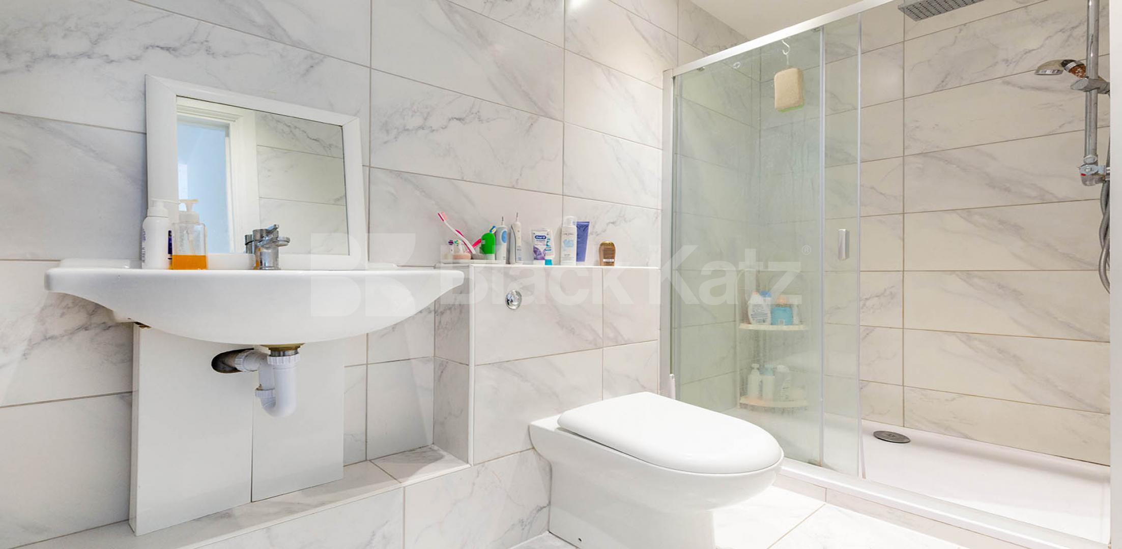 			INCLUDES GAS & ELECTRICITY, 2 Bedroom, 1 bath, 1 reception Apartment			 Hornsey Road, HOLLOWAY 